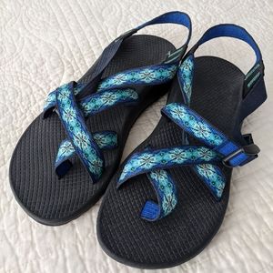 Single strap with toe strap Chacos